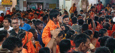 Deoghar News : श्रावणी मेले में पिता ने बेटे को कंधे पर बिठाकर कराए बाबा बैद्यनाथ का दर्शन
