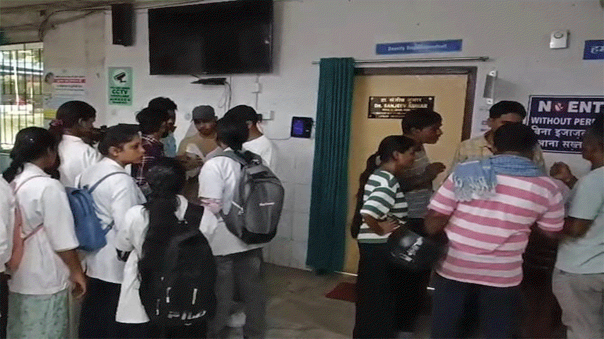 Dhanbad News : SNMMCH के पारा मेडिकल छात्रों का छह माह का मानदेय बकाया, सिविल सर्जन कार्यालय पहुंचकर लगाई गुहार