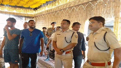 दुर्गा पूजा को लेकर अलर्ट मोड में धनबाद पुलिस, पूजा पंडालों का DSP ने किया निरीक्षण