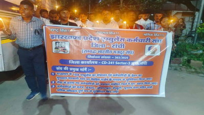 Ranchi News : 108 एंबुलेंस कर्मचारियों ने अपनी मांगों को लेकर किया प्रदर्शन