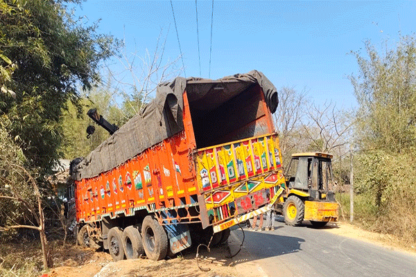 बहरागोड़ा: अनियंत्रित ट्रक ने पुलिया का डायवर्जन तोड़ा, चालक गंभीर रूप से घायल