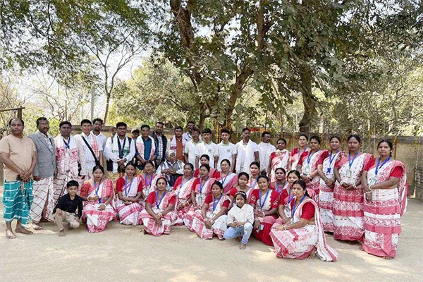 ओलचिकी के जन्मदाता पं.रघुनाथ मुर्मू की विरासत से रूबरू हुए छात्र व छात्राएं