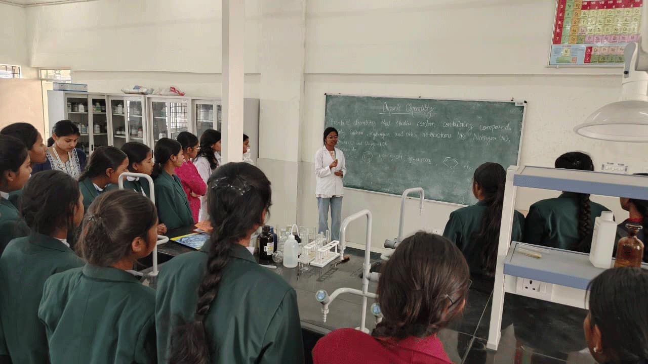 CUJ में 11वीं के छात्रों को दी गई आधुनिक लैब की जानकारी