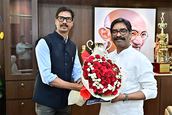 CM हेमंत से मिले पथ निर्माण विभाग के प्रधान सचिव,बजट की प्रति भेंट की