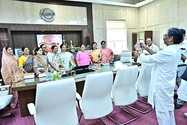 महिला दिवस पर सीएम से मिलीं विधानसभा की महिला सदस्य, सशक्तिकरण पर जोर