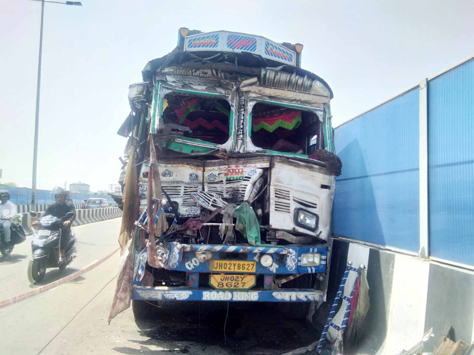 रांची : रातु रोड एलिवेटेड कॉरिडोर पर हादसा, ट्रक का अगला हिस्सा क्षतिग्रस्त