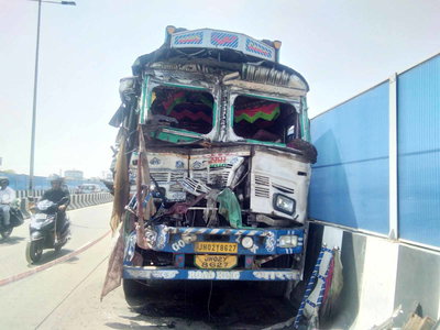 रांची : रातु रोड एलिवेटेड कॉरिडोर पर हादसा, ट्रक का अगला हिस्सा क्षतिग्रस्त