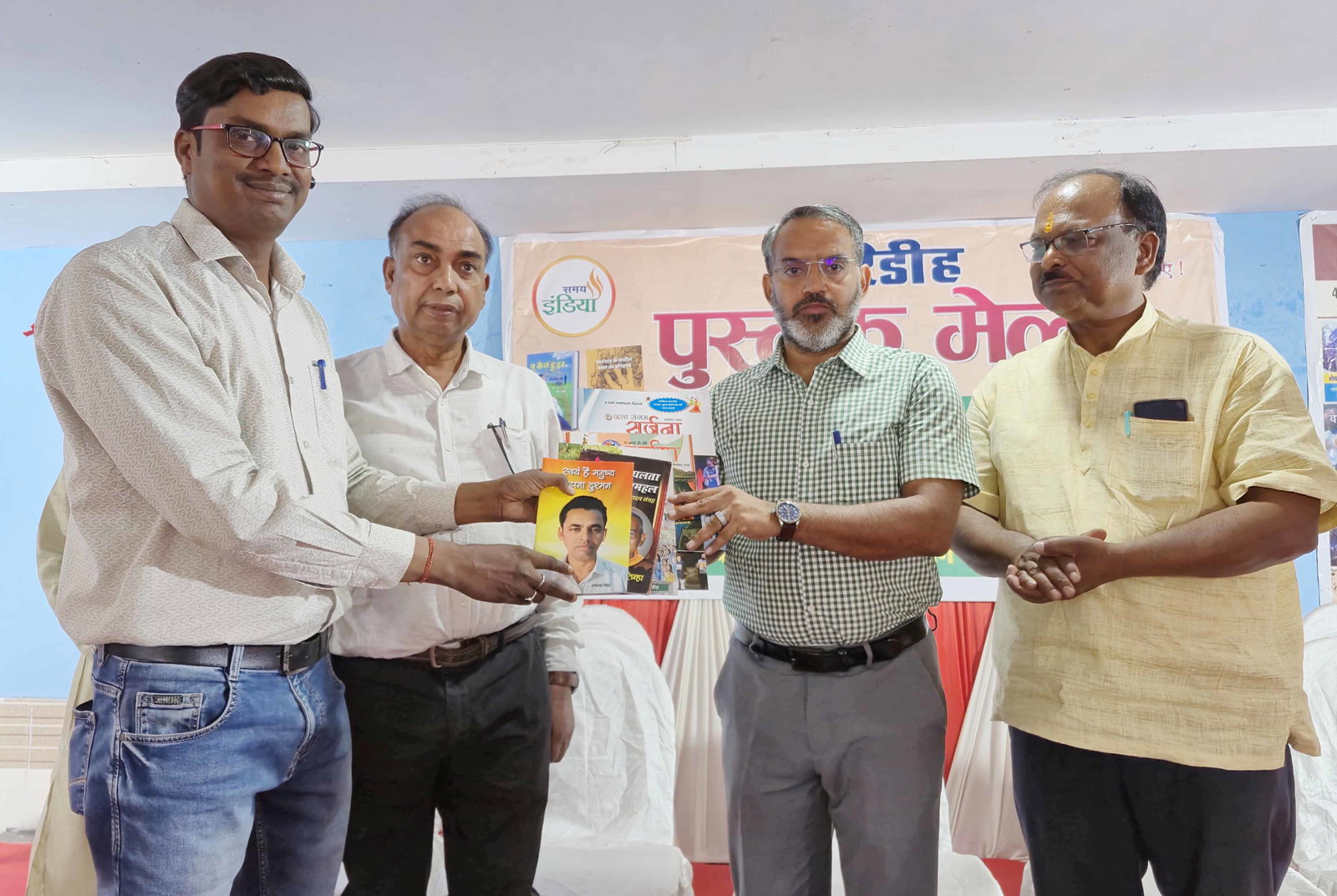 गिरिडीह : उपायुक्त ने विवाह भवन में पुस्तक मेला का किया उद्घाटन