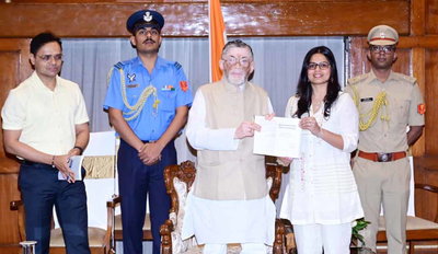 रांची : राज्यपाल ने अंजनी चौधरी की पुस्तक का किया लोकार्पण