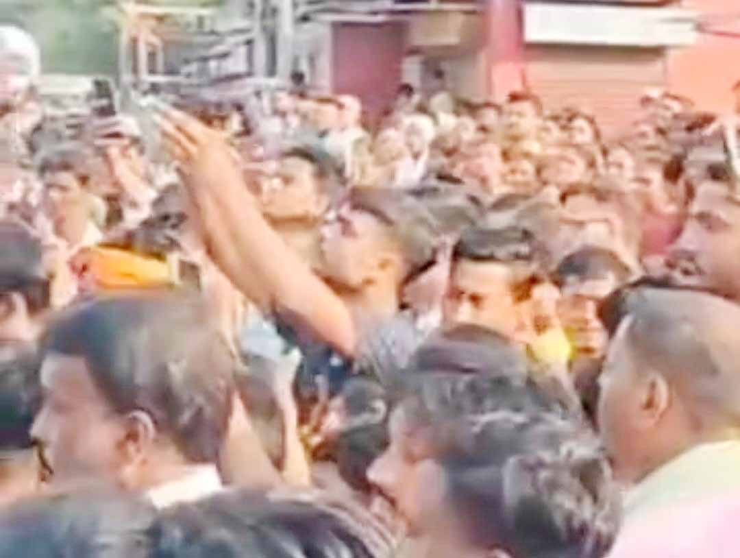 जमशेदपुर: सड़क हादसे में बाइक सवार युवक की मौत, लोगों ने किया सड़क जाम