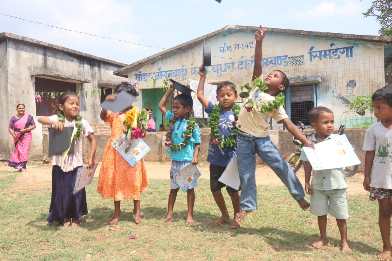 सिमडेगा : आंगनवाड़ी केंद्रों में ‘नवारंभ उत्सव’ का आयोजन, प्रमाणपत्र वितरण
