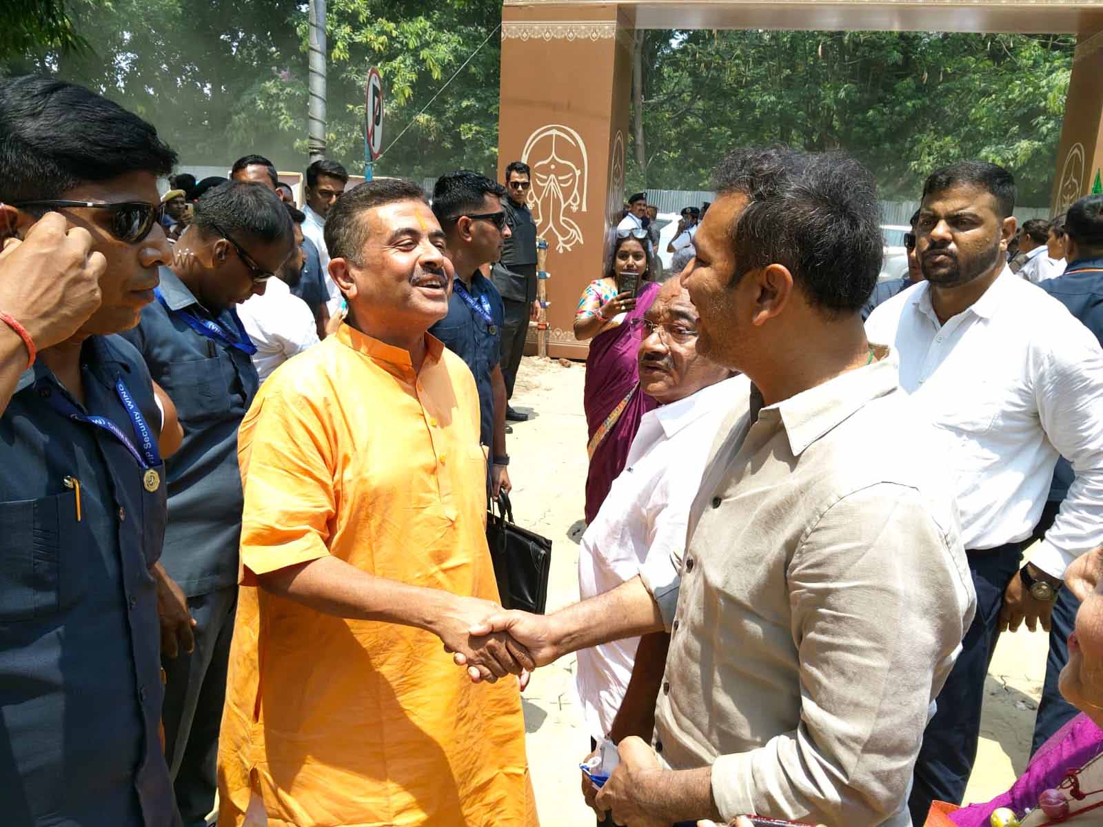 Political News : शपथ ग्रहण समारोह में शामिल हुए सुदेश महतो, शुवेंदु अधिकारी को दी बधाई