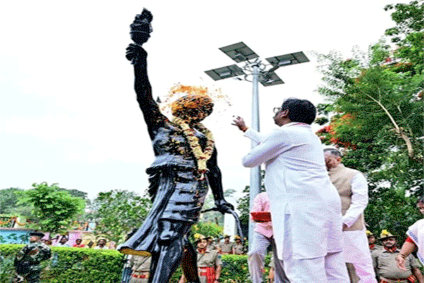 Ranchi News : राज्यपाल व मुख्यमंत्री ने धरती आबा को पुष्प अर्पित कर दी श्रद्धांजलि