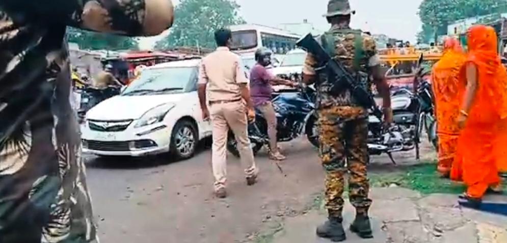 Dhanbad : कोयला तस्करों का तांडव, बम विस्फोट कई राउंड फायरिंग व पुलिस टीम पर किया हमला