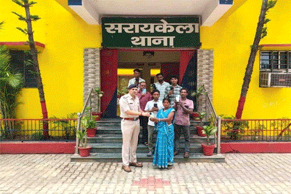 Seraikela News: पुलिस ने 7 गुम मोबाइल खोजकर लौटाए, मालिकों के चेहरों पर लौटी मुस्कान