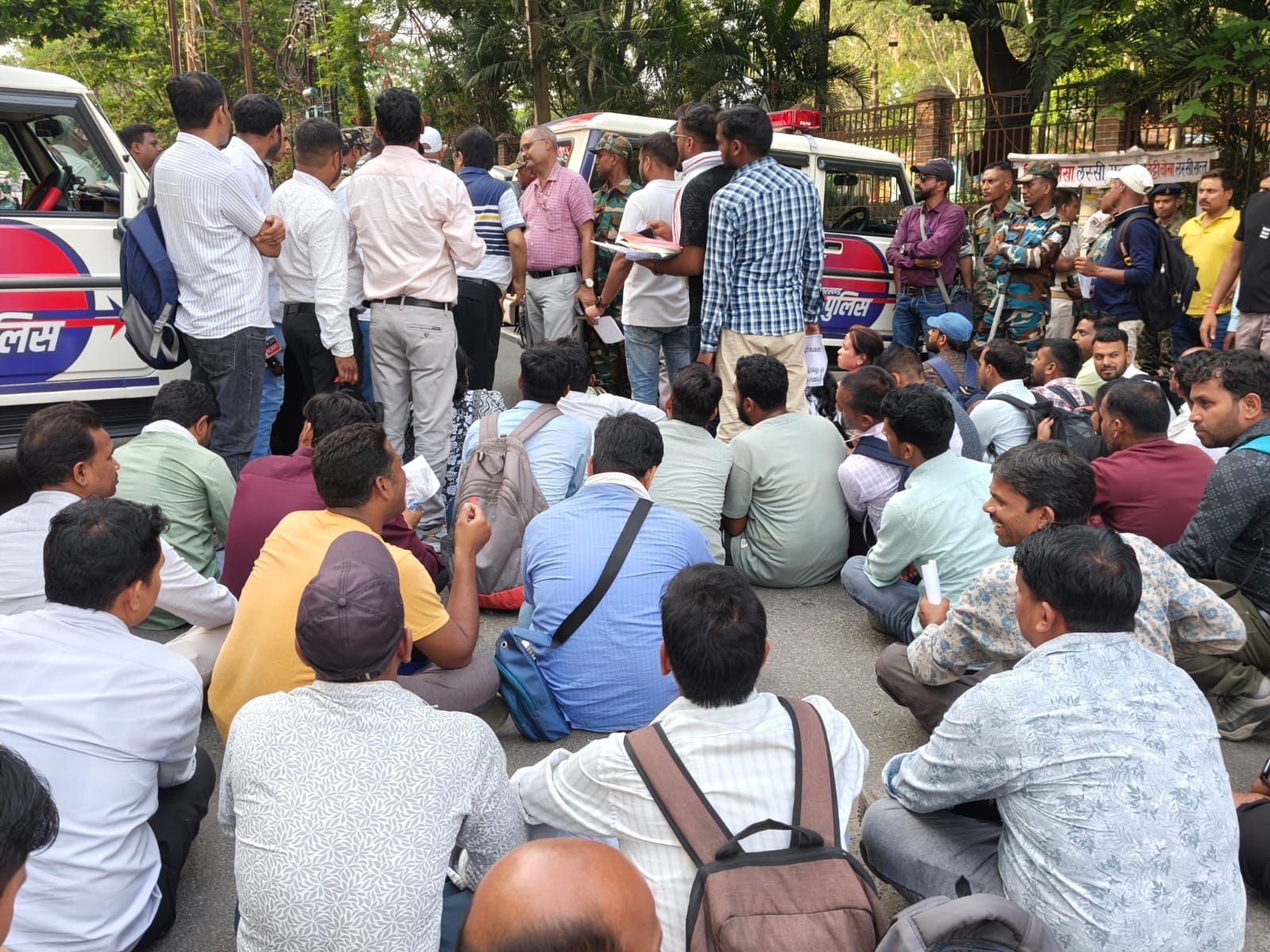 Ranchi : 13 माह से मानदेय नहीं मिलने पर व्यावसायिक प्रशिक्षकों ने लोकभवन के समक्ष किया प्रदर्शन