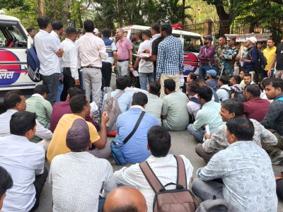 Ranchi : 13 माह से मानदेय नहीं मिलने पर व्यावसायिक प्रशिक्षकों ने लोकभवन के समक्ष किया प्रदर्शन