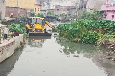 Ranchi News : मॉनसून से पहले नगर निगम ने वार्ड 12 में चलाया सफाई अभियान