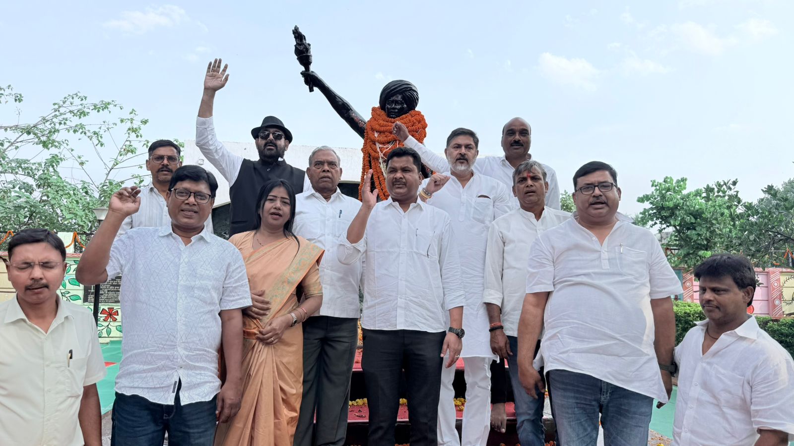 Ranchi : बिरसा मुंडा की शहादत को कांग्रेस ने किया नमन, समाधि स्थल व कांग्रेस भवन में श्रद्धांजलि