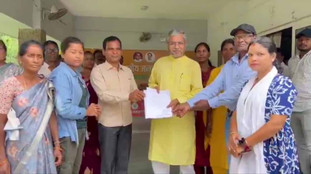 रांची में रिम्स-2 निर्माण के लिए भूमि अधिग्रहण का विरोध, बाबूलाल को ग्रामीणों ने सौंपा ज्ञापन