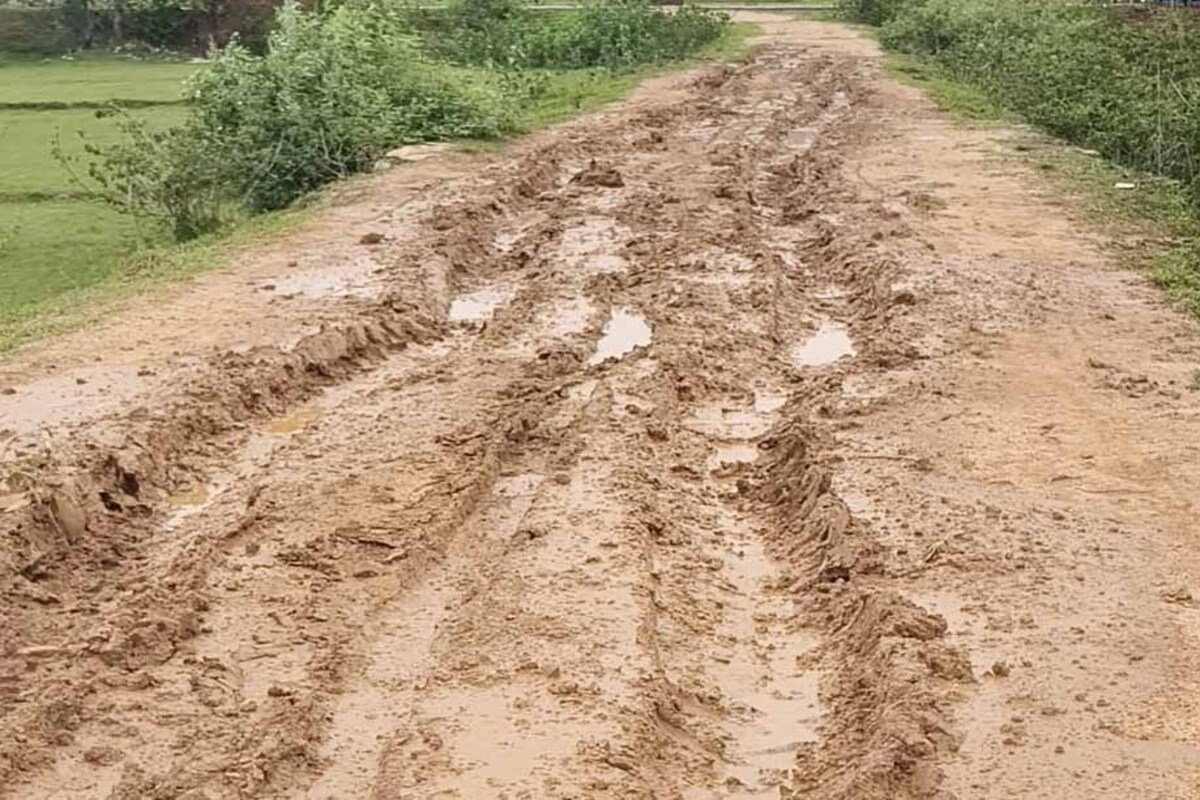 Gumla : सड़क की बदहाली पर फूटा हराटोली के ग्रामीणों का गुस्सा, निर्माण की मांग