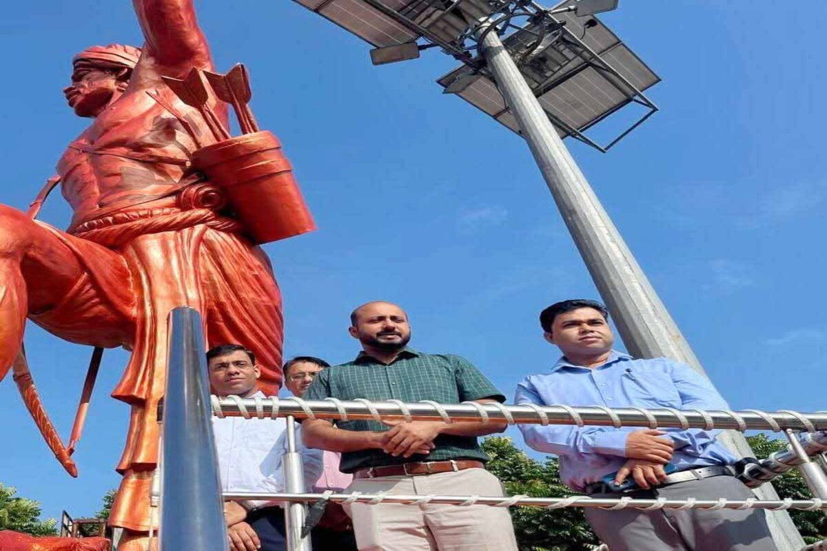 Ramgarh : विश्व आदिवासी दिवस पर डीसी ने भगवान बिरसा मुंडा की प्रतिमा पर किया माल्यार्पण