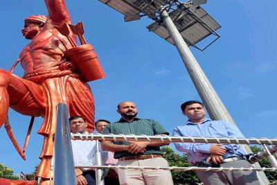 Ramgarh : विश्व आदिवासी दिवस पर डीसी ने भगवान बिरसा मुंडा की प्रतिमा पर किया माल्यार्पण