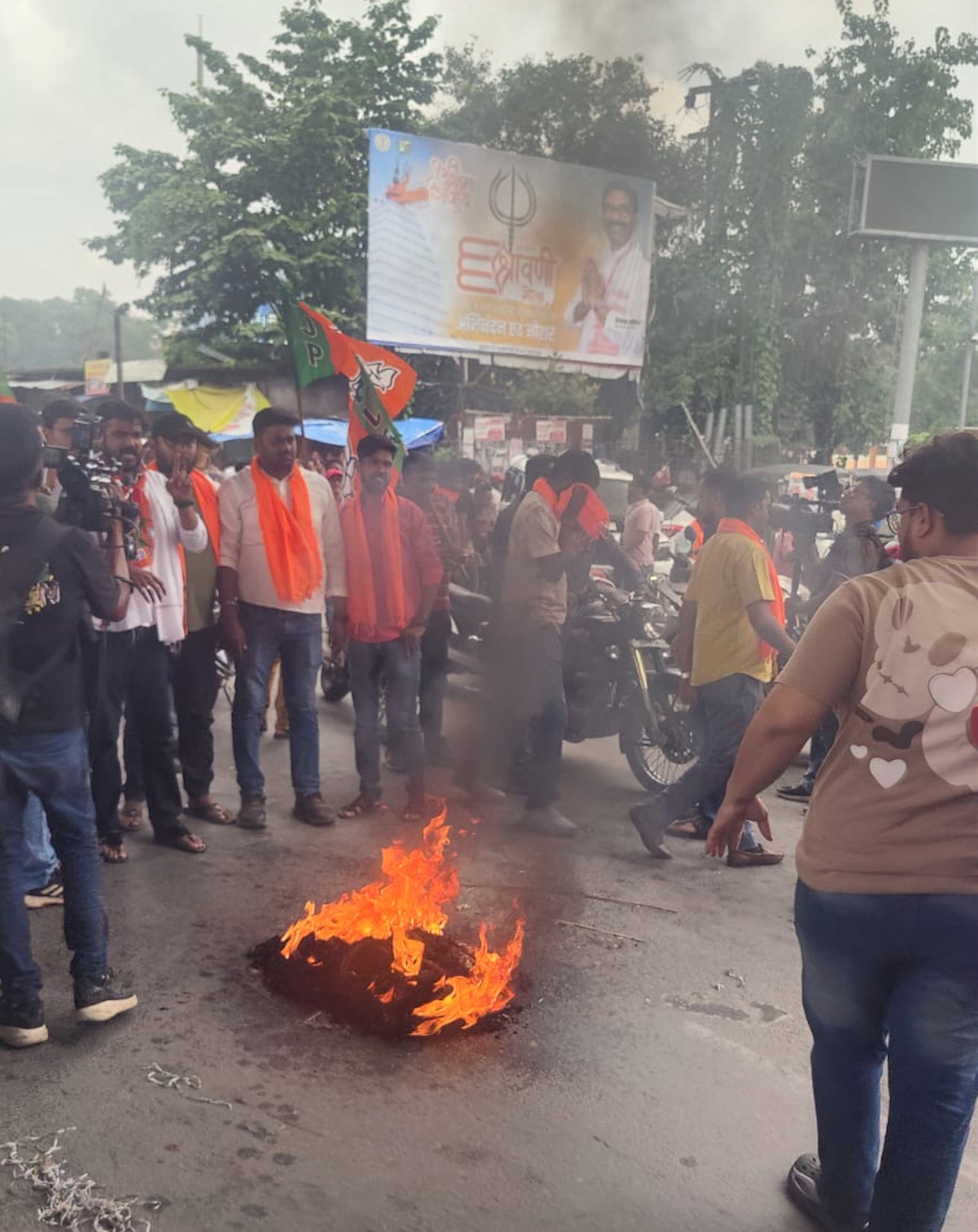 झारखंड बंदः रांची के न्यू मार्केट चौराहा पर टायर जलाकर प्रदर्शन, लगा जाम