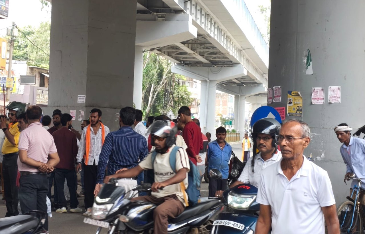झारखंड बंद: रातू-पिस्का मोड़ में बैरिकेडिंग, टायर जलाकर विरोध, दुकानों को बंद कराने सड़क पर उतरे भाजपा कार्यकर्ता