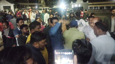 जमशेदपुर में फल व्यवसायी की हत्या, गोलमुरी थाना में हंगामा, पुलिस पर उठे सवाल