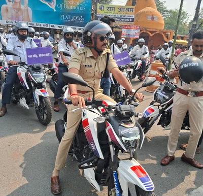 रांची में ट्रैफिक पुलिस का जागरूकता अभियान, मोटरसाइकिल रैली और नुक्कड़ नाटक कर बताया नियम