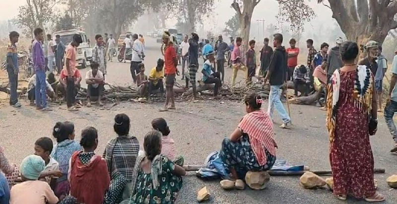 चाईबासाः चक्रधरपुर में तेज रफ्तार वाहन की चपेट में आई महिला, मौत के बाद ग्रामीणों ने NH-75 किया जाम