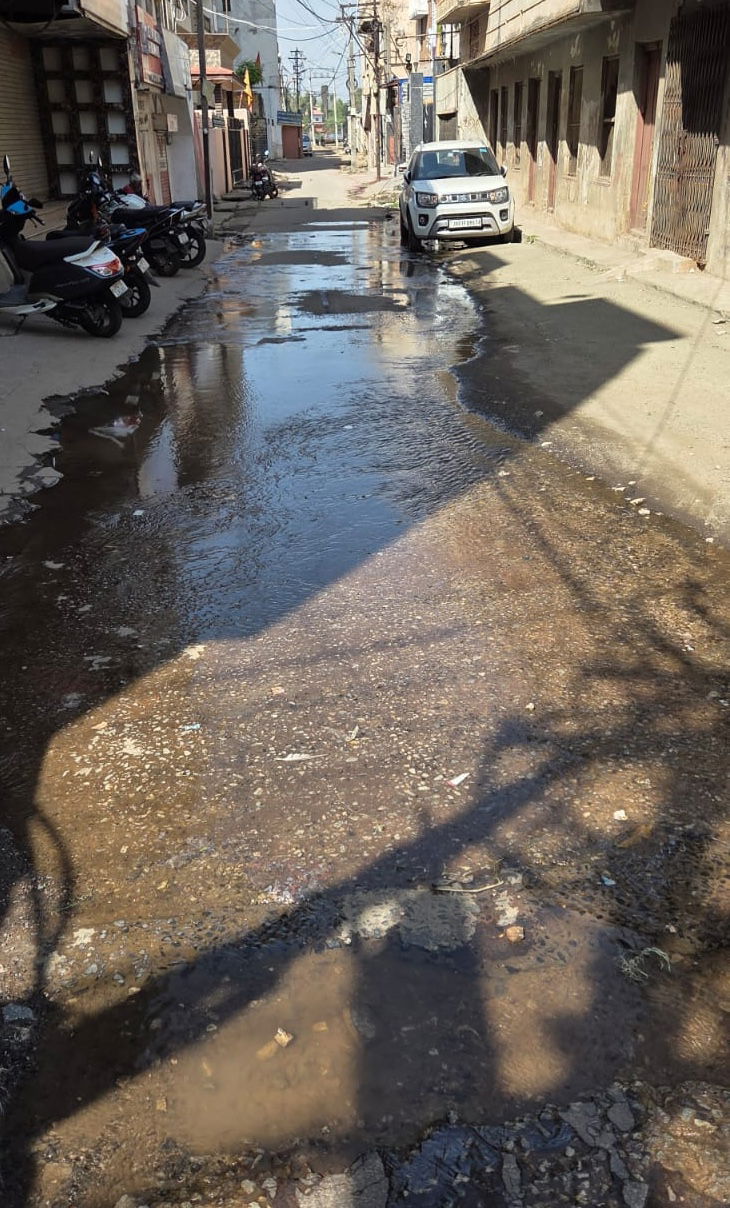 सड़क निर्माण के दौरान पाइपलाइन के फटने से पानी की बर्बादी, नगर निगम उदासीन