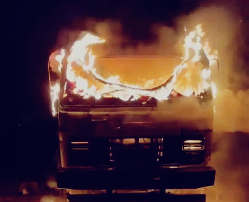 हजारीबागः बड़कागांव में अपराधियों का तांडव, स्टोन लोड हाईवा को किया आग के हवाले