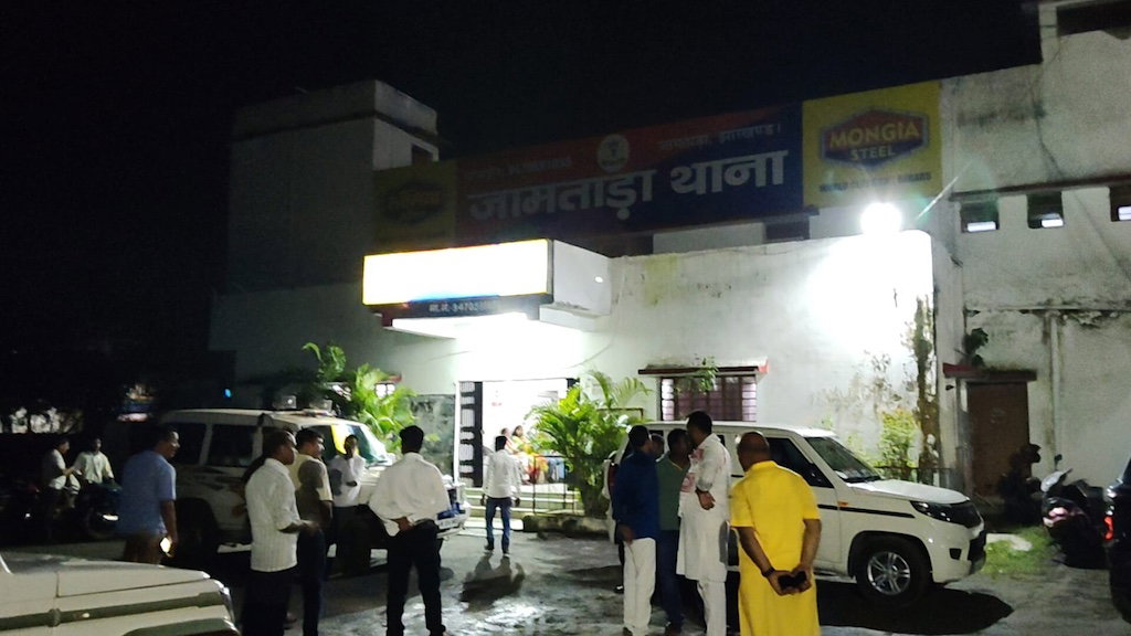 पानी के छींटे पड़ने पर विवाद, रास्ता भटके कांवड़ियों की गाड़ी को भीड़ ने घेरा, पथराव व मारपीट