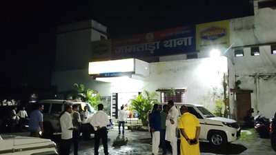 पानी के छींटे पड़ने पर विवाद, रास्ता भटके कांवड़ियों की गाड़ी को भीड़ ने घेरा, पथराव व मारपीट