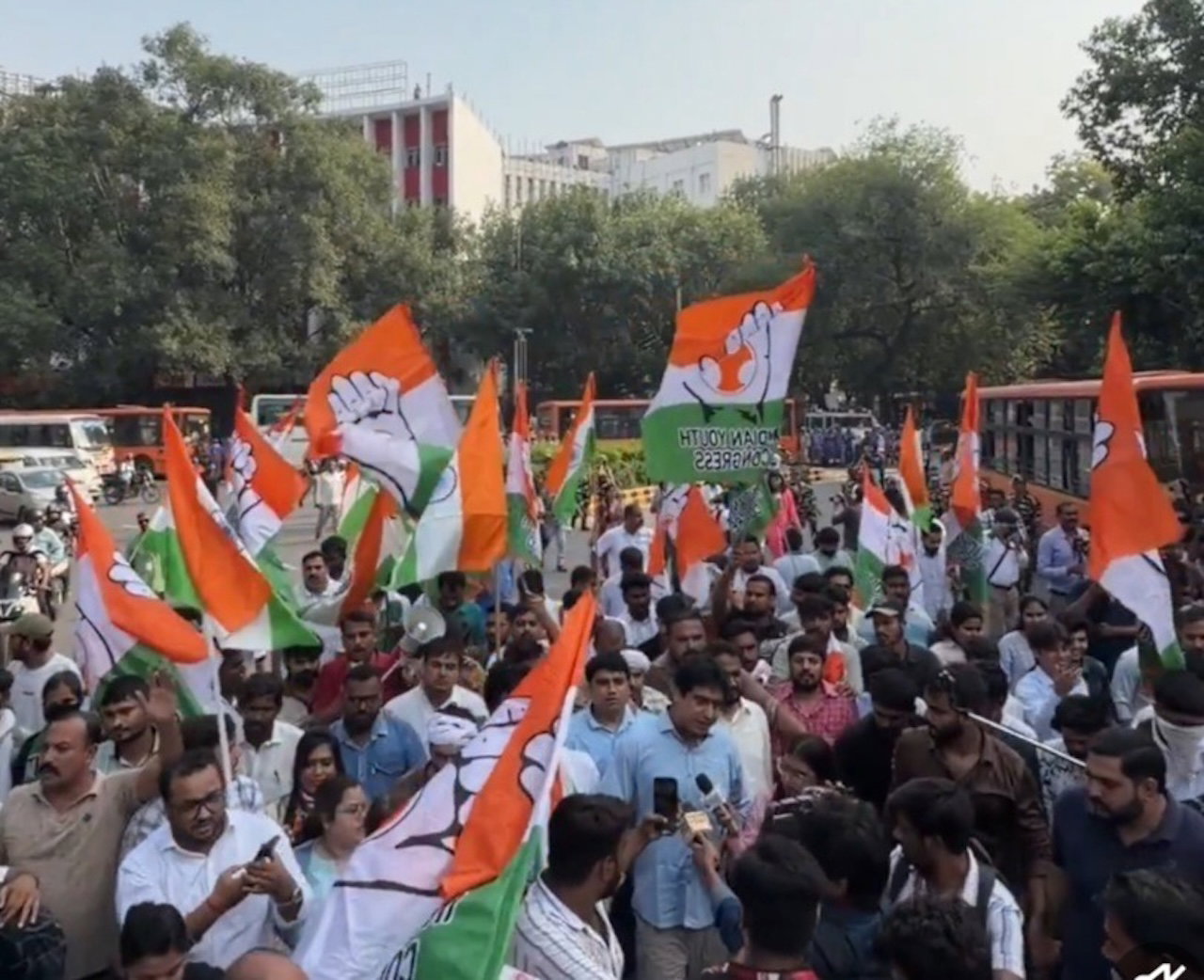 तिरंगा मार्च के दौरान प्रदर्शनकारियों का हुजूम उमड़ा, नेहा, दीपके हिरासत में, चले बयानों के तीर