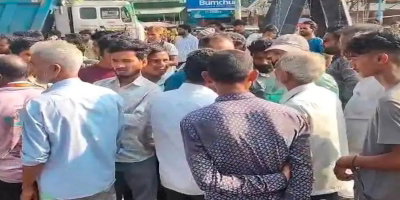चतराः हाइवा की टक्कर से युवक की मौत, सिमरिया चौक जाम, मुआवजे व नौकरी की मांग