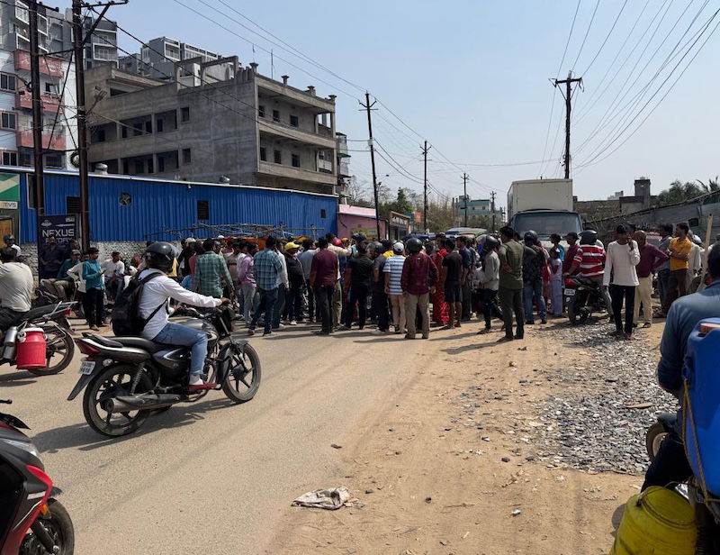 गैस के लिए मारामारी, पुंदाग रोड को लोगों ने किया जाम