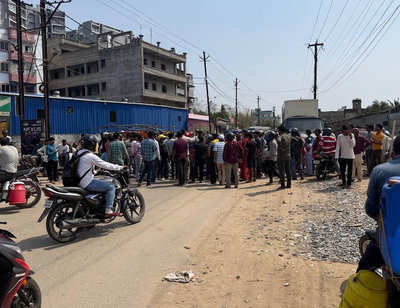 गैस के लिए मारामारी, पुंदाग रोड को लोगों ने किया जाम, पुलिस ने समझाकर हटवाया