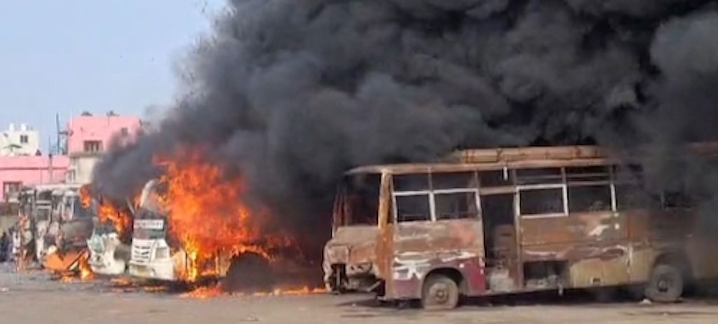 खादगढ़ा बस स्टैंड में भीषण आग, से छह बसें जलकर खाक