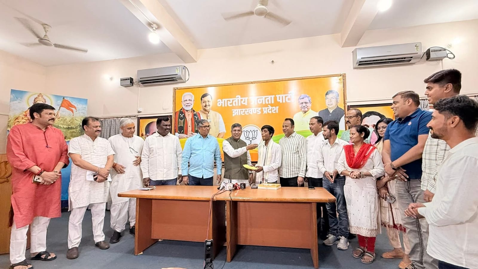मैट्रिक टॉपर सन्नी को भाजपा प्रदेश अध्यक्ष ने किया सम्मानित, एक लाख की प्रोत्साहन राशि दी