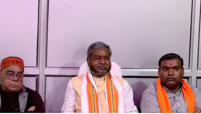 गिरिडीहः होटल में बैठक कर रहे थे बाबूलाल मरांडी, प्राथमिकी दर्ज, कहा-खाना खा रहे थे