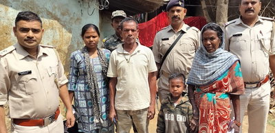 सत्यापन के बाद कचहरी चौक पर बिछड़ा मासूम बच्चे को परिवार वालों को सौंपा