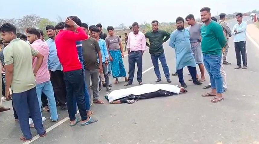 देवघर : अज्ञात वाहन की टक्कर से महिला की मौत, बाइक चालक गंभीर