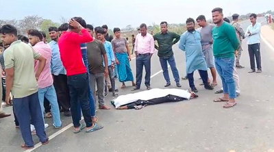 देवघर : अज्ञात वाहन की टक्कर से महिला की मौत, बाइक चालक गंभीर