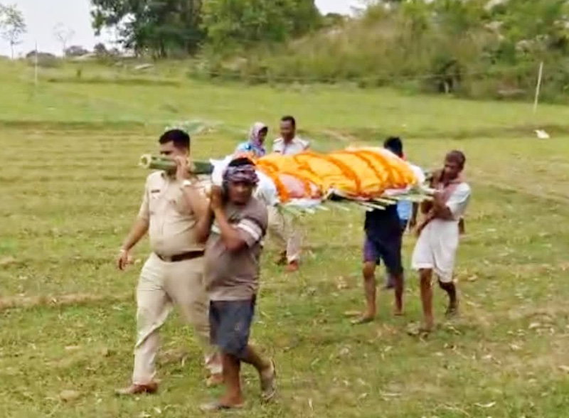 लोहरदगा में अंधविश्वासः गांव वालों ने नहीं दिया अर्थी को कंधा, थाना प्रभारी ने उठाया शव और पहुंचाया श्मशान