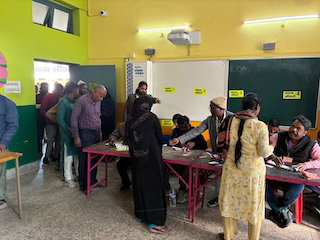 रांची वार्ड-5 में मतदान तेज, बूथ बदलने से परेशान मतदाता, देखें फोटो