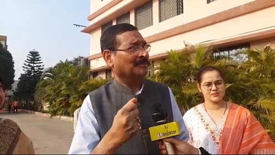 वोट डालने के बाद सांसद दीपक प्रकाश ने कहा- जर्जर सड़कें, सूखते तालाब और पेयजल संकट