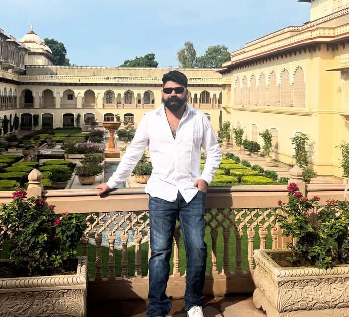 प्रिंस का गुर्गा राहुल की सुदेश, सीपी सिंह, रागिनी, रवि किशन समेत कई के साथ तस्वीरें वायरल